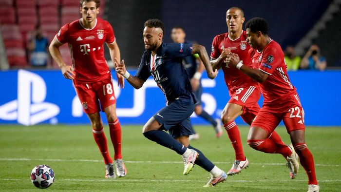 Serge Gnabry, Neymar, Final Liga Champions LISBON, PORTUGAL - AUGUST 23: Neymar of Paris Saint-Germain runs with the ball with pressure from Serge Gnabry of FC Bayern Munich during the UEFA Champions League Final match between Paris Saint-Germain and Bayern Munich at Estadio do Sport Lisboa e Benfica on August 23, 2020 in Lisbon, Portugal. (Photo by Lluis Gene/Pool via Getty Images)