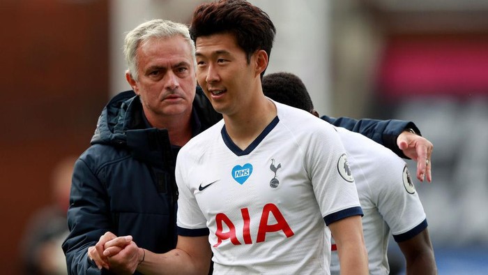 LONDON, ENGLAND - JULY 26: Jose Mourinho, Manager of Tottenham Hotspur shakes hands with Heung-Min Son of Tottenham Hotspur after the Premier League match between Crystal Palace and Tottenham Hotspur at Selhurst Park on July 26, 2020 in London, England.Football Stadiums around Europe remain empty due to the Coronavirus Pandemic as Government social distancing laws prohibit fans inside venues resulting in all fixtures being played behind closed doors. (Photo by Ian Walton/Pool via Getty Images)