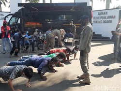 Puluhan Sopir Angkot di Bogor Dihukum Push Up Karena Tidak Pakai Masker