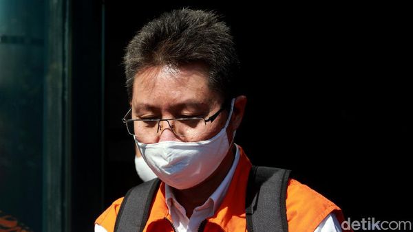 Tersangka Suap Alih Fungsi Hutan Ini Tertunduk Aja