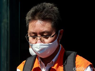 Tersangka Suap Alih Fungsi Hutan Ini Tertunduk Aja