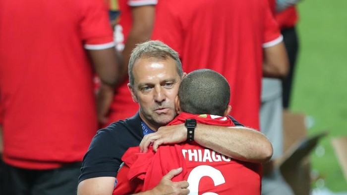 LISBON, PORTUGAL - AUGUST 23: Hans-Dieter Flick, Head Coach of FC Bayern Munich embraces Thiago Alcantara of FC Bayern Munich following their sides victory in the UEFA Champions League Final match between Paris Saint-Germain and Bayern Munich at Estadio do Sport Lisboa e Benfica on August 23, 2020 in Lisbon, Portugal. (Photo by Miguel A. Lopes/Pool via Getty Images)