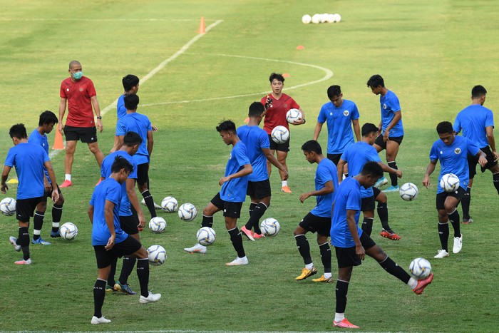 Pesepak bola Timnas U-19 mengikuti latihan di Stadion Madya, Kompleks GBK, Jakarta, Kamis (20/8/2020). Timnas U-19 rencananya akan mengikuti pemusatan latihan di Kroasia pada akhir Agustus 2020 untuk persiapan AFC U-19 Championship di Uzbekistan. ANTARA FOTO/Puspa Perwitasari/aww.
