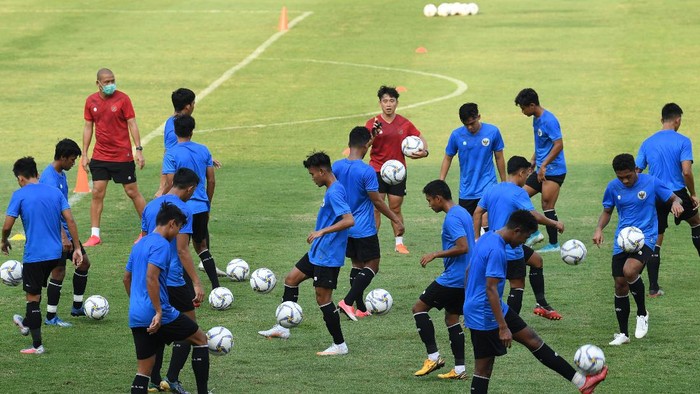 Pesepak bola Timnas U-19 mengikuti latihan di Stadion Madya, Kompleks GBK, Jakarta, Kamis (20/8/2020). Timnas U-19 rencananya akan mengikuti pemusatan latihan di Kroasia pada akhir Agustus 2020 untuk persiapan AFC U-19 Championship di Uzbekistan. ANTARA FOTO/Puspa Perwitasari/aww.