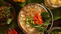 10 Resep Nasi Gurih Komplet untuk Makan Bareng Keluarga