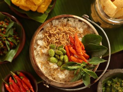 10 Resep Nasi Gurih Komplet untuk Makan Bareng Keluarga