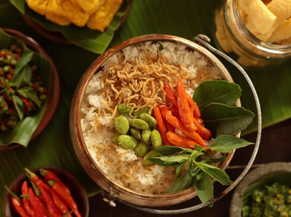 10 Resep Nasi Gurih Komplet untuk Makan Bareng Keluarga
