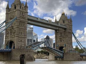 Saat Adzan Dikumandangkan dengan Indah di Jembatan Paling Ikonik London Saat Adzan Dikumandangkan dengan Indah di Jembatan Paling Ikonik London