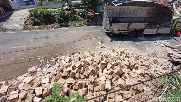 Truk muatan susu kemasan terguling di Jalan Raya Nagreg Bandung Truk muatan susu kemasan terguling di Jalan Raya Nagreg Bandung