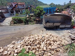 Rem Blong, Truk Muatan Susu Kemasan Terguling di Nagreg Bandung