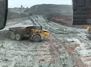Ketika Truk Seberat 40 Ton Ngedrift di Area Pertambangan