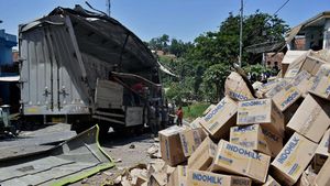 Truk Pengangkut Susu Terguling di Nagrek