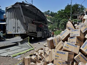 Truk Pengangkut Susu Terguling di Nagrek