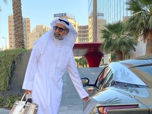 Pria Arab Tajir Jadi Sorotan, Pakai Gamis Sambil Tenteng Tas Hermes Rp 2 M Pria Arab Tajir Jadi Sorotan, Pakai Gamis Sambil Tenteng Tas Hermes Rp 2 M