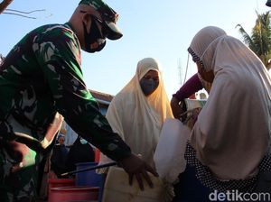Semringahnya Warga Maros Saat Mobil Tangki Bagikan 8.000 Liter Air Bersih