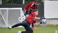 Kiper utama Juventus, Wojciech Szczesny, menangkap bola dengan disaksikan deputinya, Carlo Pinsoglio. Foto: Juventus.com