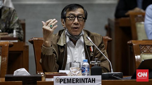 Menteri Hukum dan Hak Asasi Manusia Republik Indonesia, Yasonna Laoli dengan Komisi III DPR RI rapat Kerja. Dengan agenda Penyerahan DIM RUU tentang Mahkamah Konstitusi dari Pemerintah dan Pembahasan Rancangan Undang-Undang tentang Perubahan Ketiga Atas Undang-Undang Nomor 24 Tahun 2003 tentang Mahkamah Konstitusi. Jakarta. Selasa (25/8/2020). CNN Indonesia/Andry Novelino