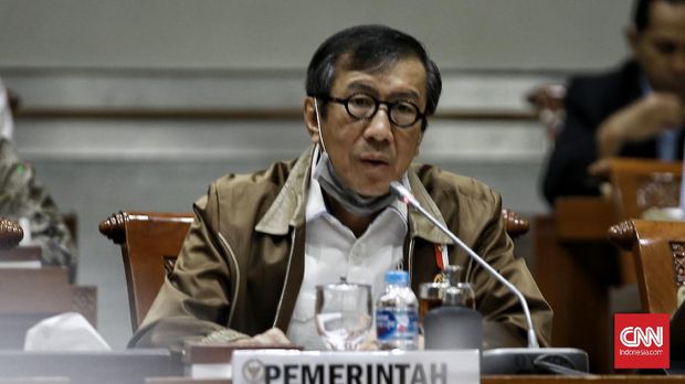 Menteri Hukum dan Hak Asasi Manusia Republik Indonesia, Yasonna Laoli dengan Komisi III DPR RI rapat Kerja. Dengan agenda Penyerahan DIM RUU tentang Mahkamah Konstitusi dari Pemerintah dan Pembahasan Rancangan Undang-Undang tentang Perubahan Ketiga Atas Undang-Undang Nomor 24 Tahun 2003 tentang Mahkamah Konstitusi. Jakarta. Selasa (25/8/2020). CNN Indonesia/Andry Novelino