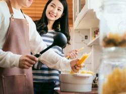 Mau Bikin Istri Tambah Cinta? Coba Masak Makanan Favoritnya