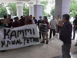 Curiga Ada Kongkalikong Penerima Bantuan, Petani Geruduk DPRD Polman
