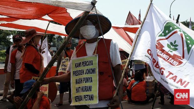 Aksi Serikat petani simalingkar bersatu(SPSB) dan serikat tani mencirim bersatu (STMB) di depan Istana negara. Jakarta,  Rabu (26/8/2020). Petani medan telah melakukan aksi jalan kaki dari medan sumatra utara menuju ke Jakarta dalam rangka mencari keadilan dan kepastian hukum dari negara. CNN Indonesia/Andry Novelino