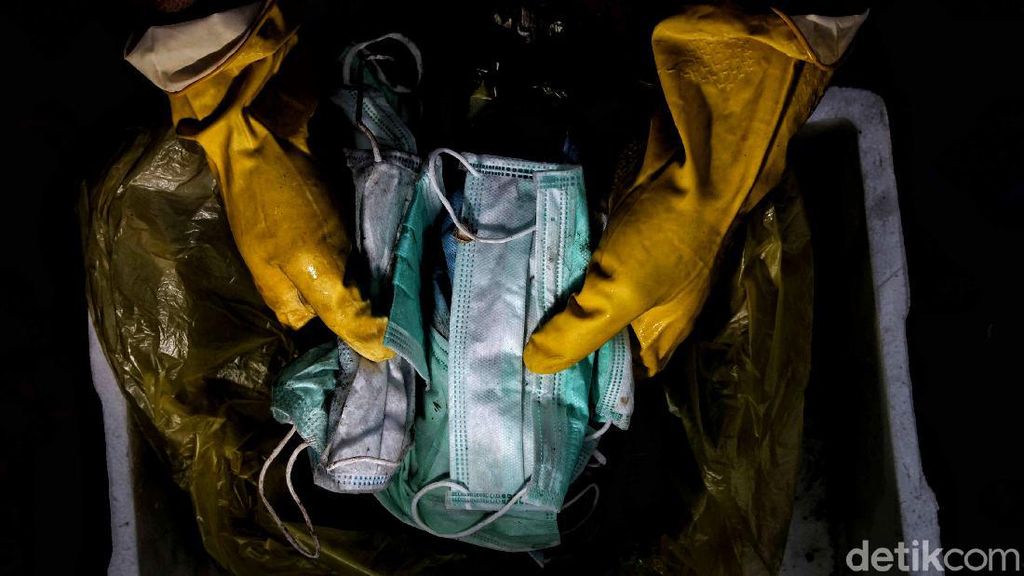 Melihat Aktivitas Petugas Memilah Limbah Medis di Ibu Kota Melihat Aktivitas Petugas Memilah Limbah Medis di Ibu Kota