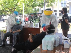 Plt Bupati Sempat Ikut Paripurna, Anggota DPRD Sidoarjo Tes Swab Massal Plt Bupati Sempat Ikut Paripurna, Anggota DPRD Sidoarjo Tes Swab Massal