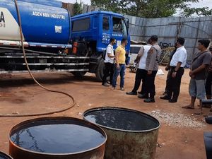 Polisi Gerebek Gudang di Jambi, 50 Ribu Liter BBM Oplosan Diamankan