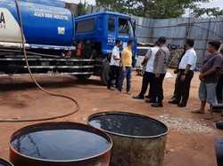 Polisi Gerebek Gudang di Jambi, 50 Ribu Liter BBM Oplosan Diamankan