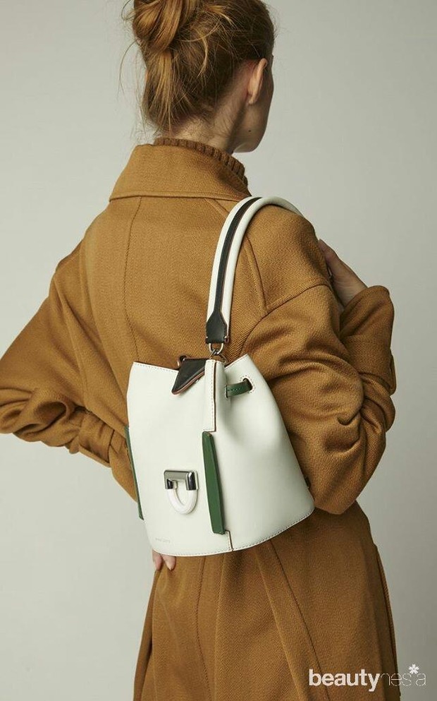 Tas berbentuk ember disukai banyak wanita karena punya ukuran sempurna.