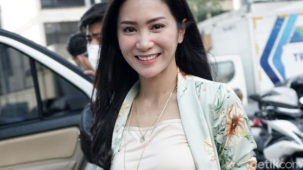 Senyuman Bunga Zainal yang Bikin Jumat Pagi Kamu Makin Semangat