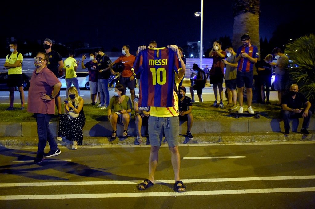 FC Barcelona supporters gather outside the club's headquarters in Barcelona, on August 25, 2020, following the announcement of Argentinian player Lionel Messi's desire to leave the team. - Lionel Messi has informed Barcelona he wants to 