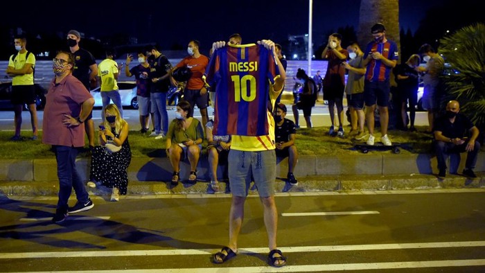 FC Barcelona supporters gather outside the clubs headquarters in Barcelona, on August 25, 2020, following the announcement of Argentinian player Lionel Messis desire to leave the team. - Lionel Messi has informed Barcelona he wants to 