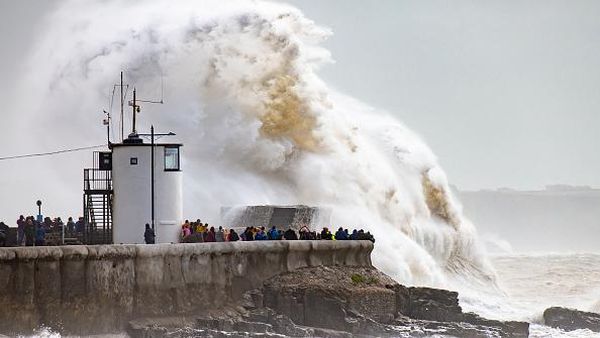 Foto Gelombang Besar Hantam Pelabuhan di Inggris