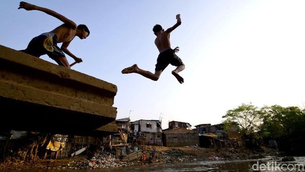 Hiburan Murah Ala Anak-anak di Bantaran Ciliwung