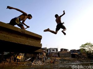 Hiburan Murah Ala Anak-anak di Bantaran Ciliwung Hiburan Murah Ala Anak-anak di Bantaran Ciliwung