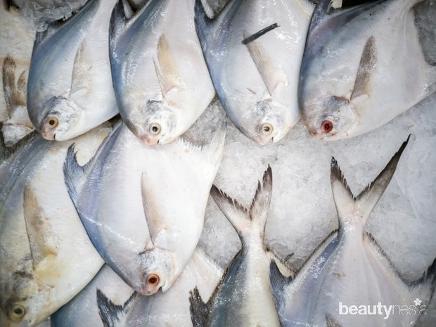 Ikan yang memiliki isi perut yang pucat dan berwarna hitam artinya ikan tersebut enggak segar.