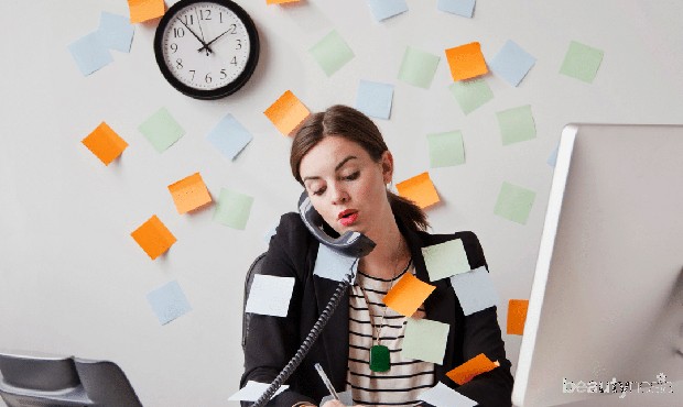 Illustrasi saat tengah sibuk/maxima.com Seorang perempuan tengah sibuk