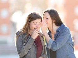 Mengapa Perempuan Suka Bergosip?