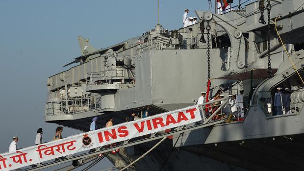 (FILES) In this file photo taken on March 06, 2017 Indian Navy officials and their families board the aircraft carrier INS Viraat on its last day of service in Mumbai. - An India firm said on August 25, 2020 it plans to scrap what was once the world's oldest serving aircraft carrier and Britain's flagship during the 1982 Falklands War and potentially sell the metal to make motorbikes. Construction first began in 1944 in Barrow-in-Furness and and the ship entered the Royal Navy in 1959 as HMS Hermes. She was sold the Indian Navy in 1986, becoming INS Viraat and serving for another 29 years. (Photo by Indranil MUKHERJEE / AFP)