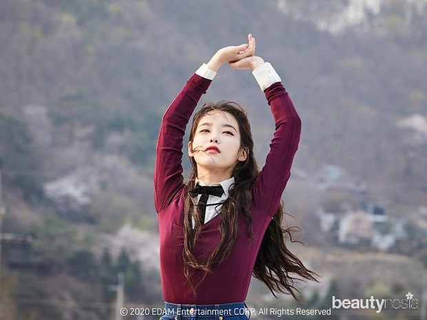IU di salah satu potret yang dirilis agensi