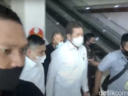Video Jaksa Agung Ngeloyor Usai Rapat dengan DPR