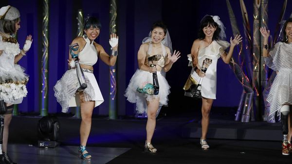Atlet Disabilitas Catwalk di Ajang Paralimpik Jepang