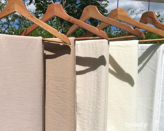 Jemur di Tempat Teduh/ Foto: instagram.com/hananeshop Karena bahan hijab tipis maka jemur di tempat yang teduh ya, Ladies