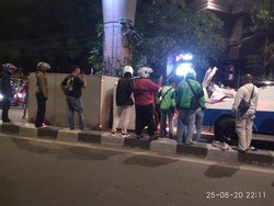 Mobil Boks Terguling di Jl Antasari Jaksel, Lalin Sempat Padat