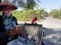 Kisah Penjual Es Gabus yang Masih Bertahan hingga Kini