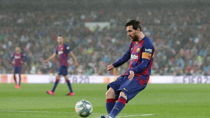 MADRID, SPAIN - MARCH 01: Lionel Messi of FC Barcelona controls the ball during the Liga match between Real Madrid CF and FC Barcelona at Estadio Santiago Bernabeu on March 01, 2020 in Madrid, Spain. (Photo by Gonzalo Arroyo Moreno/Getty Images)
