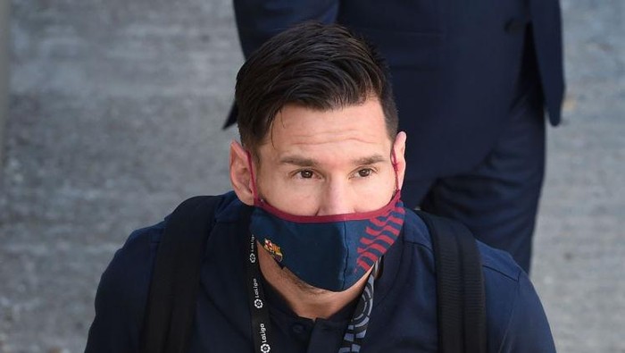 VALLADOLID, SPAIN - JULY 11: Lionel Messi of Barcelona arrives ahead of the Liga match between Real Valladolid CF and FC Barcelona at Jose Zorrilla on July 11, 2020 in Valladolid, Spain. Football Stadiums around Europe remain empty due to the Coronavirus Pandemic as Government social distancing laws prohibit fans inside venues resulting in all fixtures being played behind closed doors. (Photo by Denis Doyle/Getty Images)