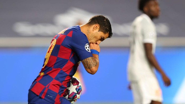 LISBON, PORTUGAL - AUGUST 14: Luis Suarez of FC Barcelona celebrates after scoring his teams second goal during the UEFA Champions League Quarter Final match between Barcelona and Bayern Munich at Estadio do Sport Lisboa e Benfica on August 14, 2020 in Lisbon, Portugal. (Photo by Rafael Marchante/Pool via Getty Images)