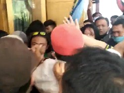 Aksi Protes Kegiatan Tambang Berujung Ricuh di Kantor Bupati Mamasa